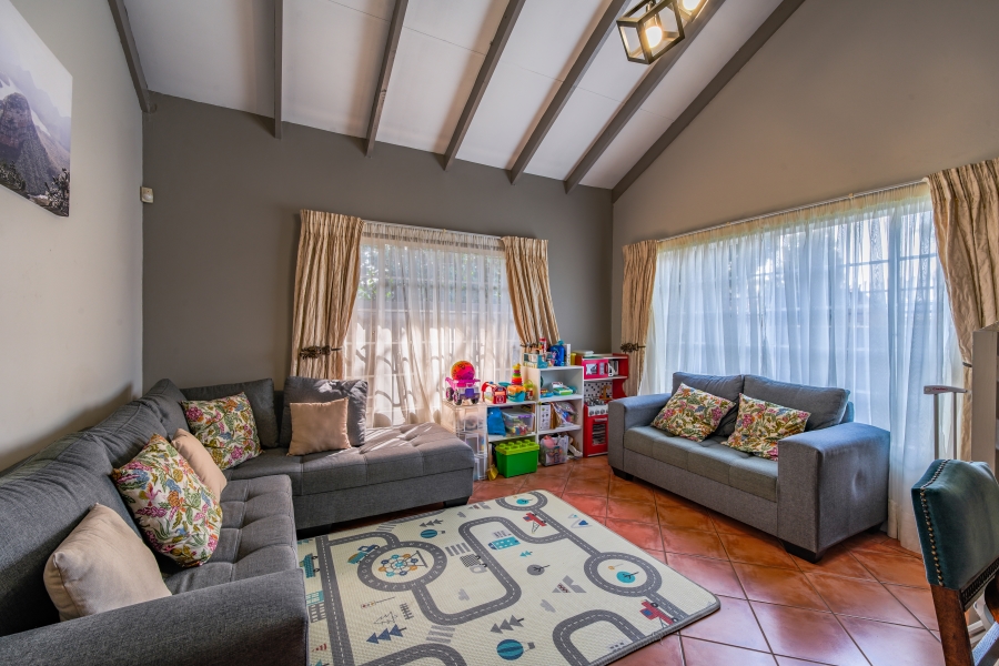 4 Bedroom Property for Sale in Faerie Glen Gauteng