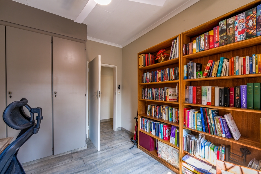 4 Bedroom Property for Sale in Faerie Glen Gauteng