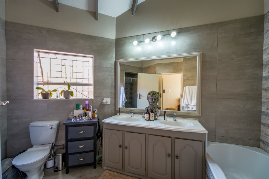 4 Bedroom Property for Sale in Faerie Glen Gauteng