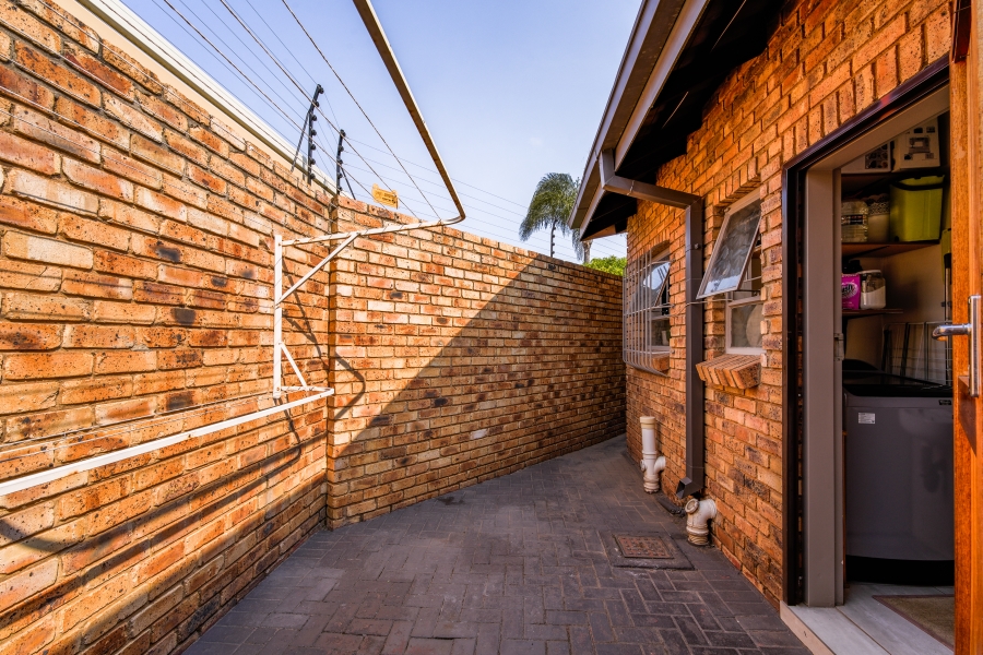 4 Bedroom Property for Sale in Faerie Glen Gauteng