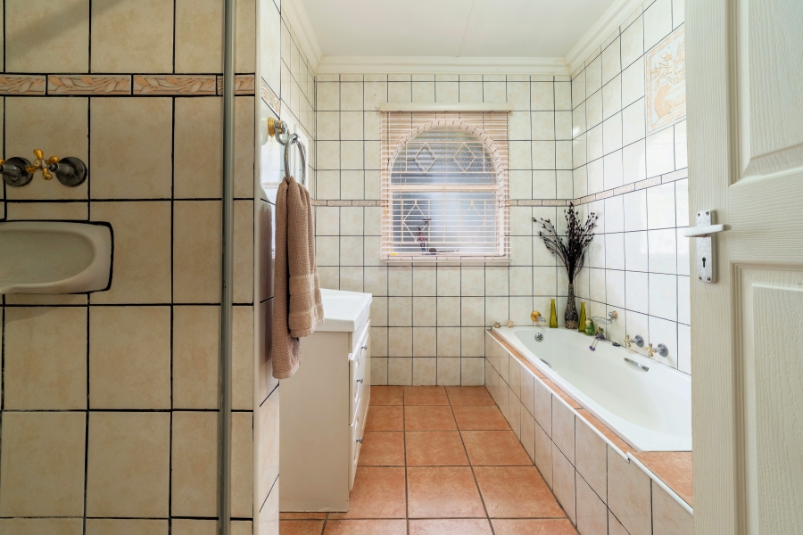 4 Bedroom Property for Sale in Helderkruin Gauteng