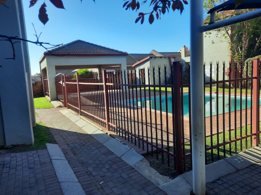 To Let 2 Bedroom Property for Rent in Randhart Gauteng