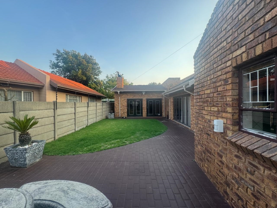 4 Bedroom Property for Sale in Sunair Park Gauteng