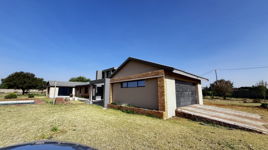 5 Bedroom Property for Sale in Fairlead Gauteng