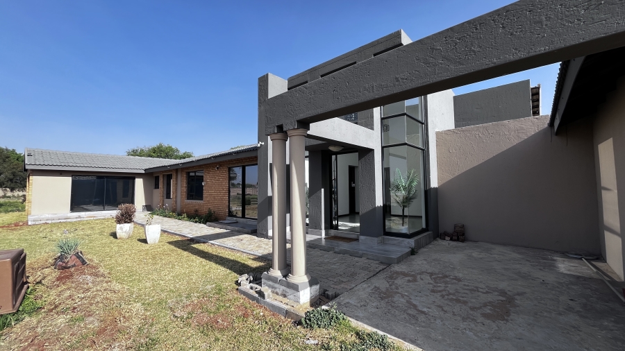 5 Bedroom Property for Sale in Fairlead Gauteng