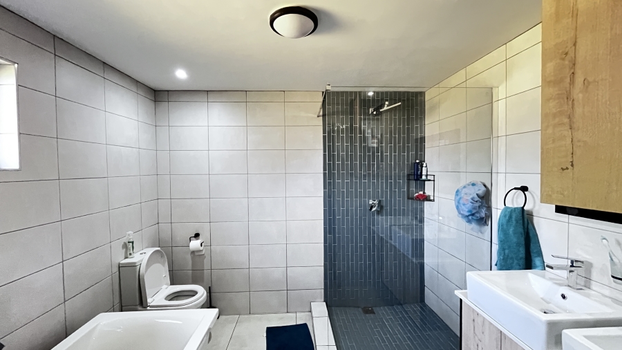 5 Bedroom Property for Sale in Fairlead Gauteng