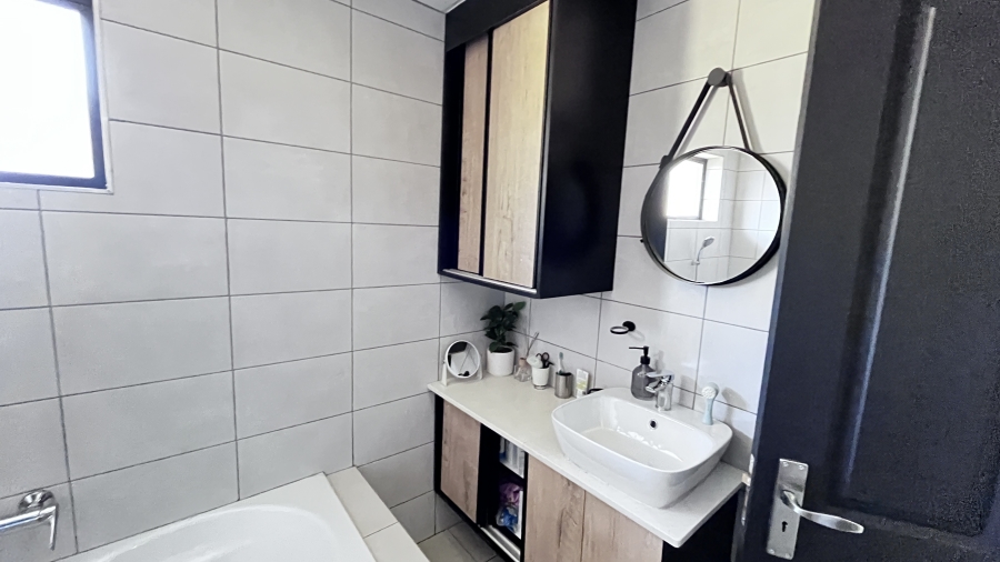 5 Bedroom Property for Sale in Fairlead Gauteng