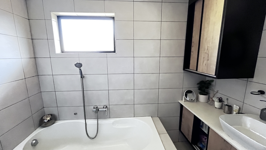 5 Bedroom Property for Sale in Fairlead Gauteng