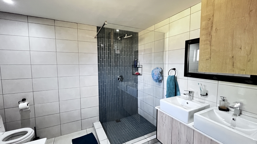 5 Bedroom Property for Sale in Fairlead Gauteng