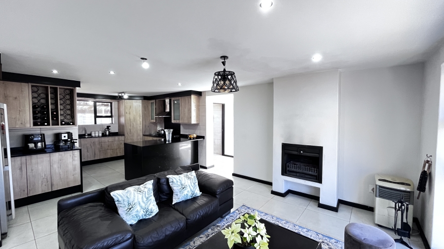 5 Bedroom Property for Sale in Fairlead Gauteng