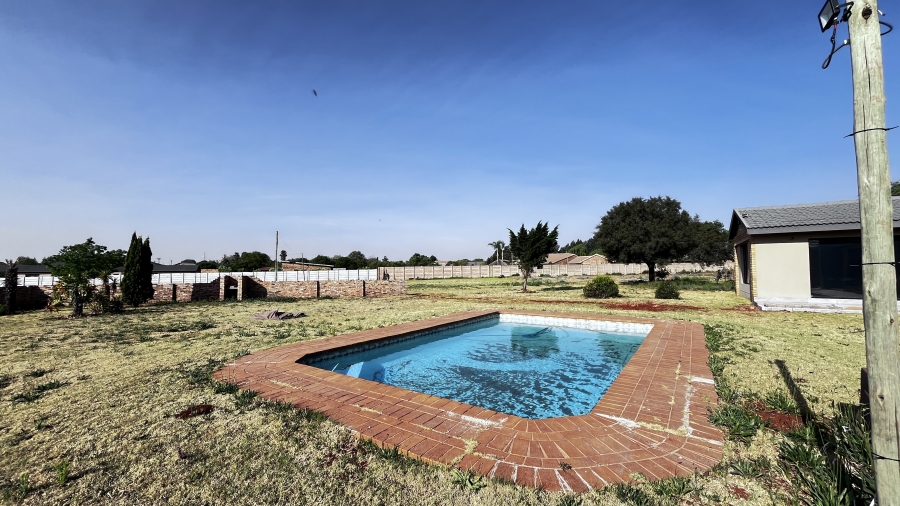 5 Bedroom Property for Sale in Fairlead Gauteng