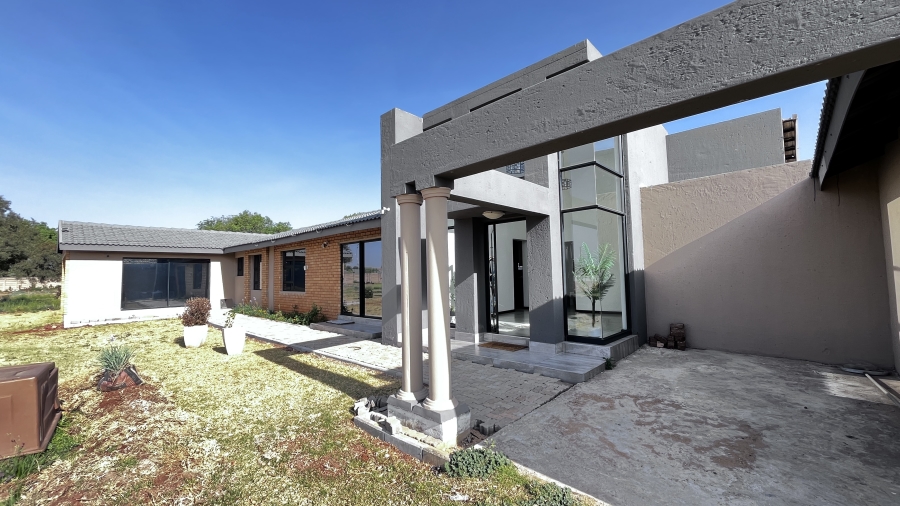 5 Bedroom Property for Sale in Fairlead Gauteng
