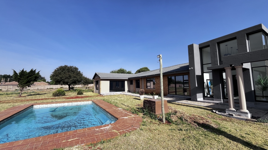 5 Bedroom Property for Sale in Fairlead Gauteng