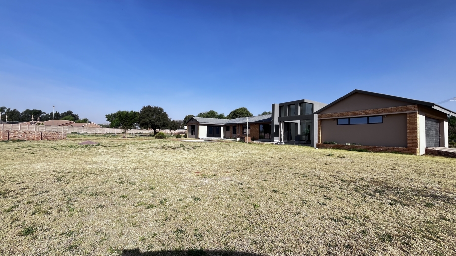 5 Bedroom Property for Sale in Fairlead Gauteng