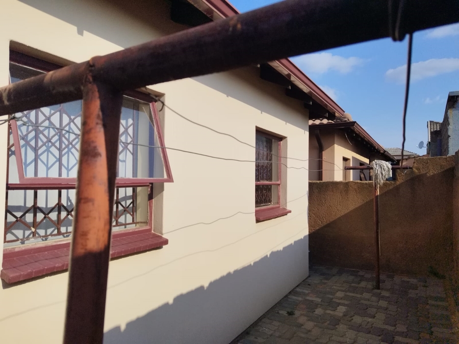 2 Bedroom Property for Sale in Clayville Gauteng