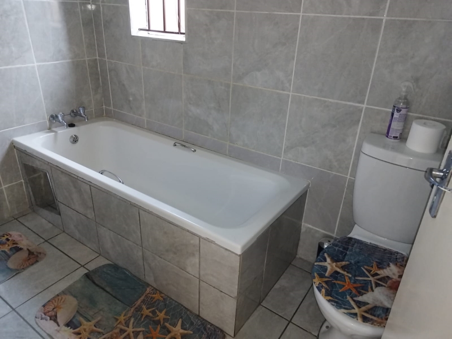 2 Bedroom Property for Sale in Clayville Gauteng