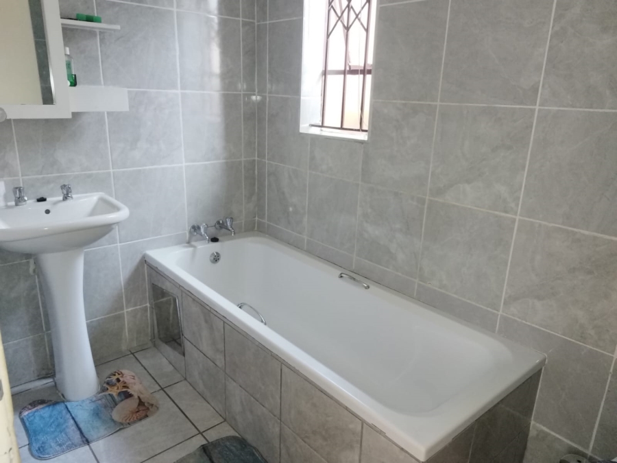 2 Bedroom Property for Sale in Clayville Gauteng