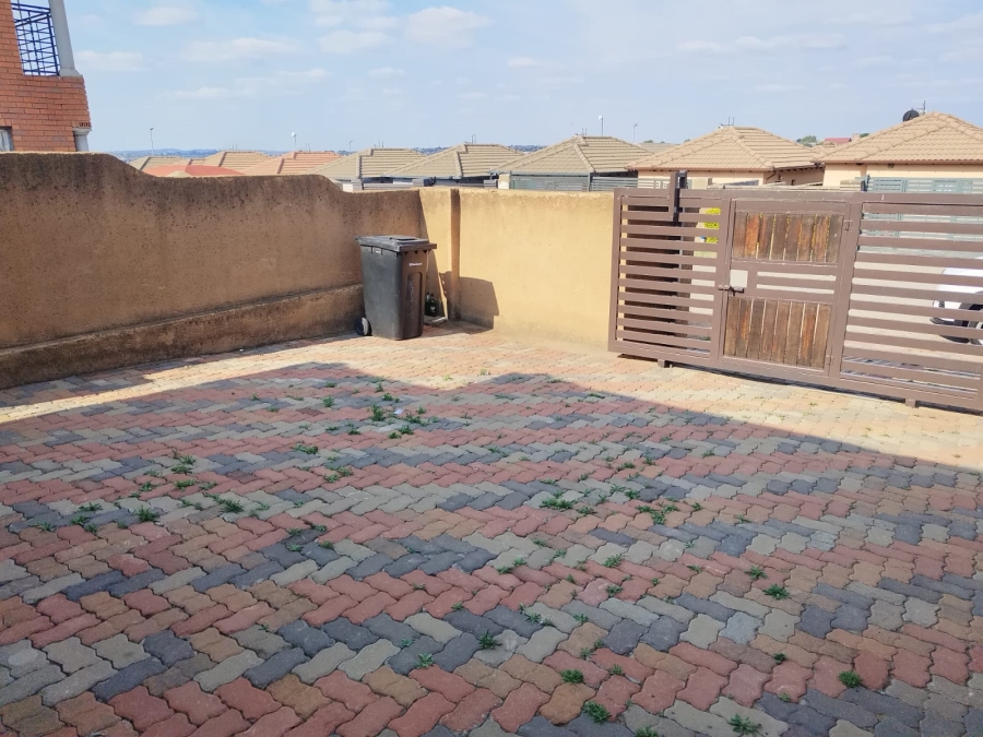 2 Bedroom Property for Sale in Clayville Gauteng