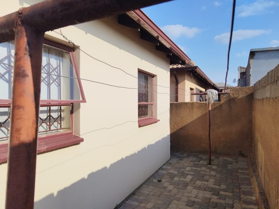 2 Bedroom Property for Sale in Clayville Gauteng