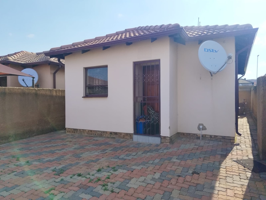 2 Bedroom Property for Sale in Clayville Gauteng