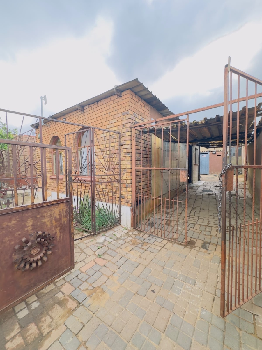 6 Bedroom Property for Sale in Ivory Park Gauteng