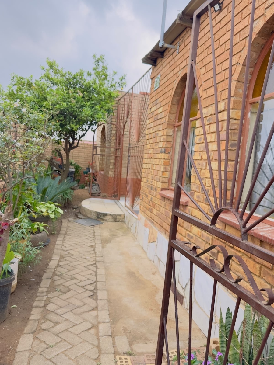 6 Bedroom Property for Sale in Ivory Park Gauteng