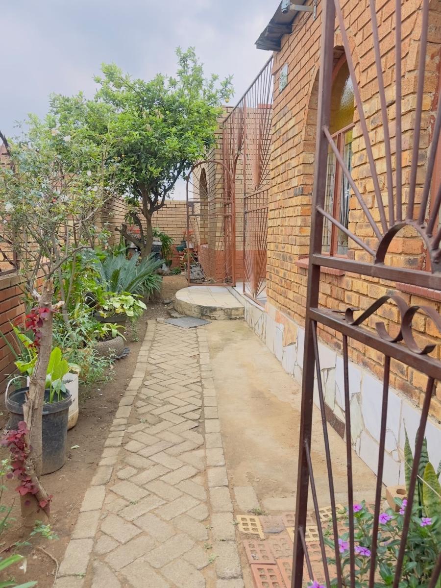 6 Bedroom Property for Sale in Ivory Park Gauteng