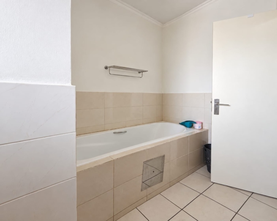 1 Bedroom Property for Sale in Noordwyk Gauteng