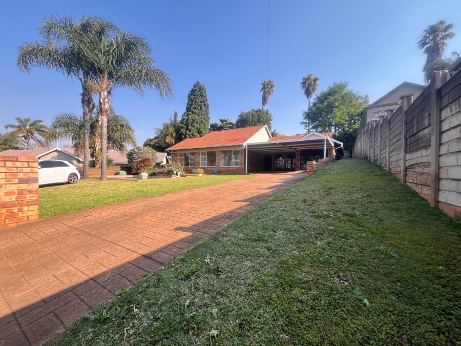 To Let 4 Bedroom Property for Rent in Roodepoort Gauteng