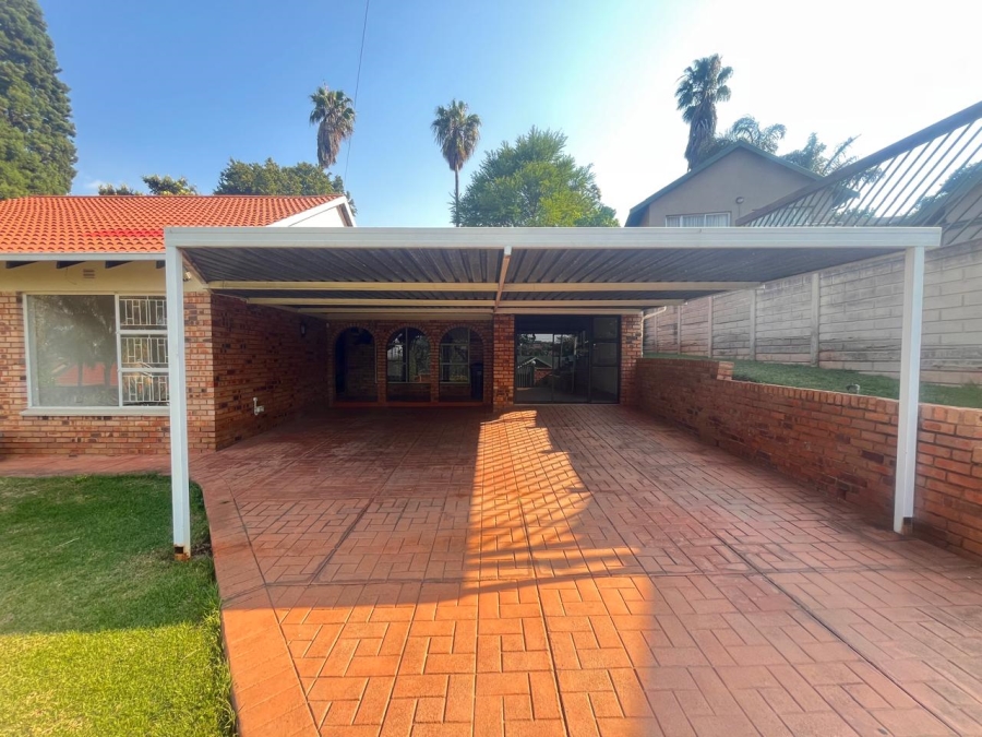 To Let 4 Bedroom Property for Rent in Roodepoort Gauteng