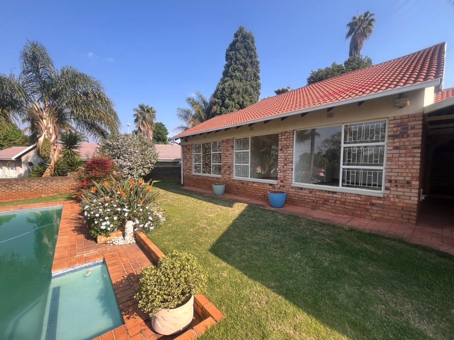 To Let 4 Bedroom Property for Rent in Roodepoort Gauteng
