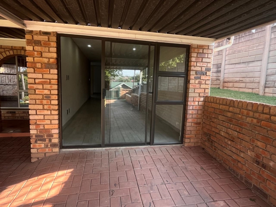 To Let 4 Bedroom Property for Rent in Roodepoort Gauteng