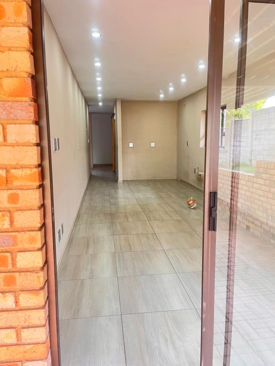 To Let 4 Bedroom Property for Rent in Roodepoort Gauteng