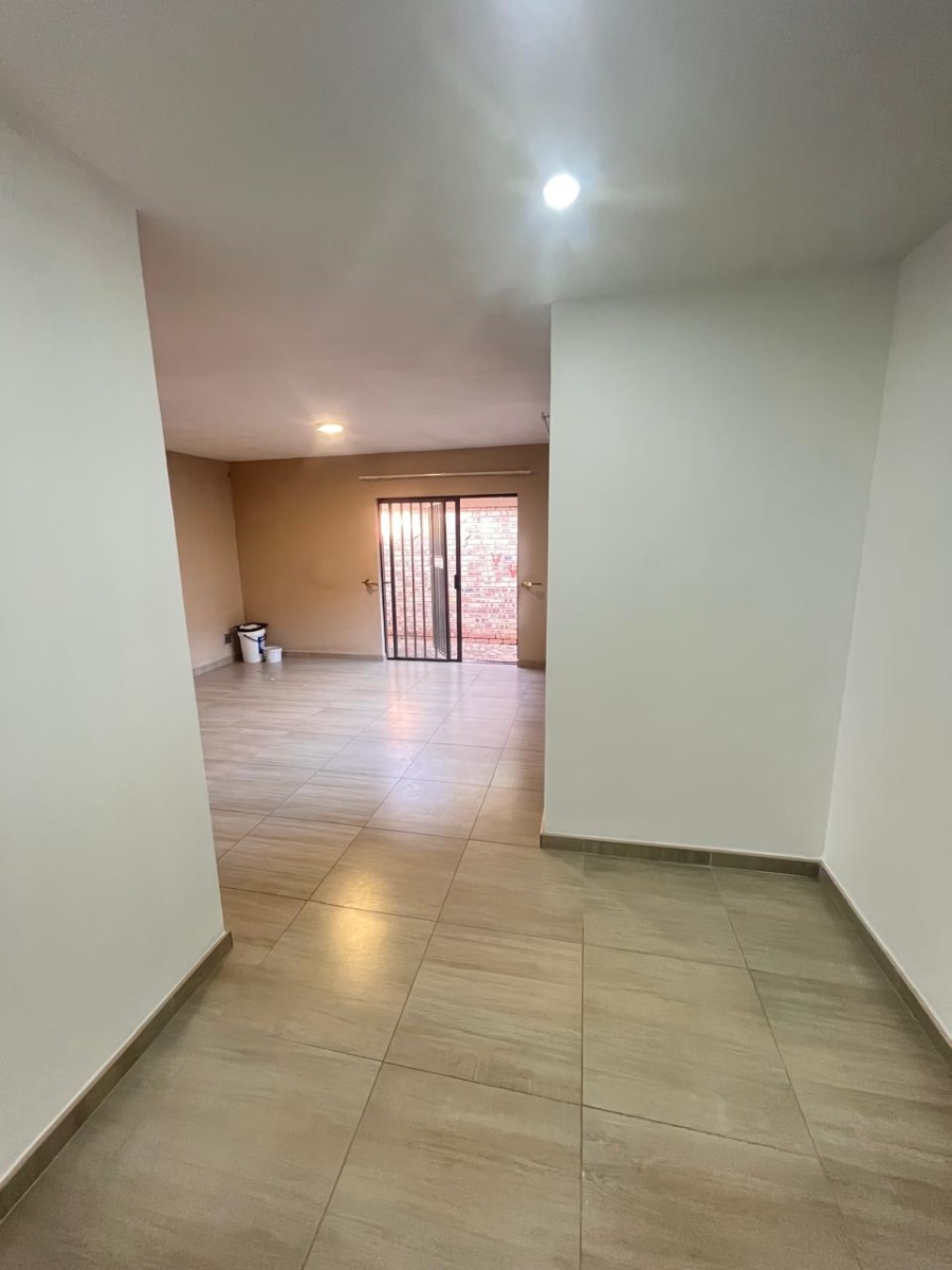 To Let 4 Bedroom Property for Rent in Roodepoort Gauteng