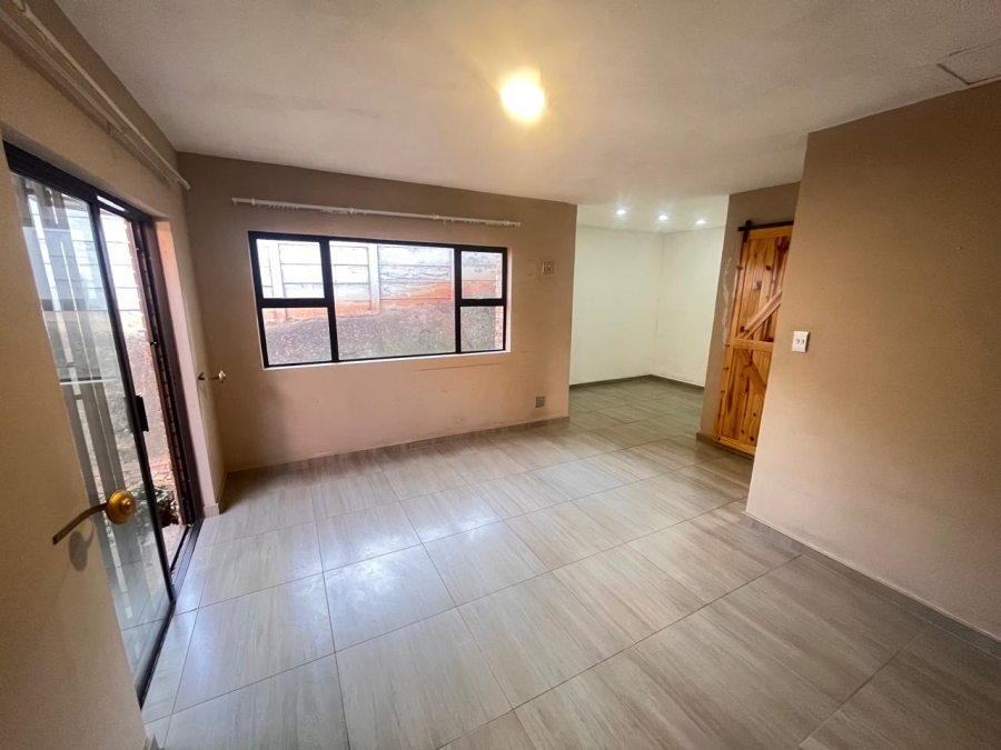 To Let 4 Bedroom Property for Rent in Roodepoort Gauteng