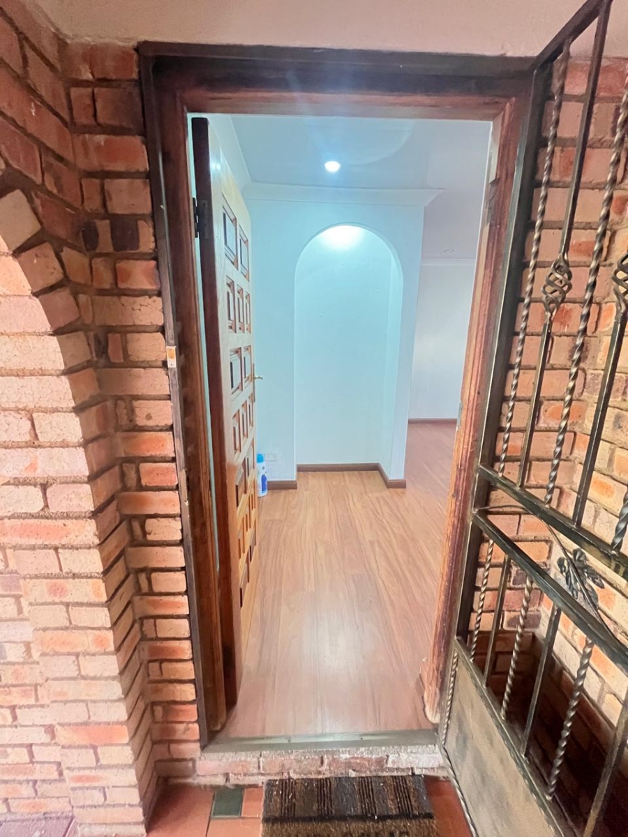 To Let 4 Bedroom Property for Rent in Roodepoort Gauteng