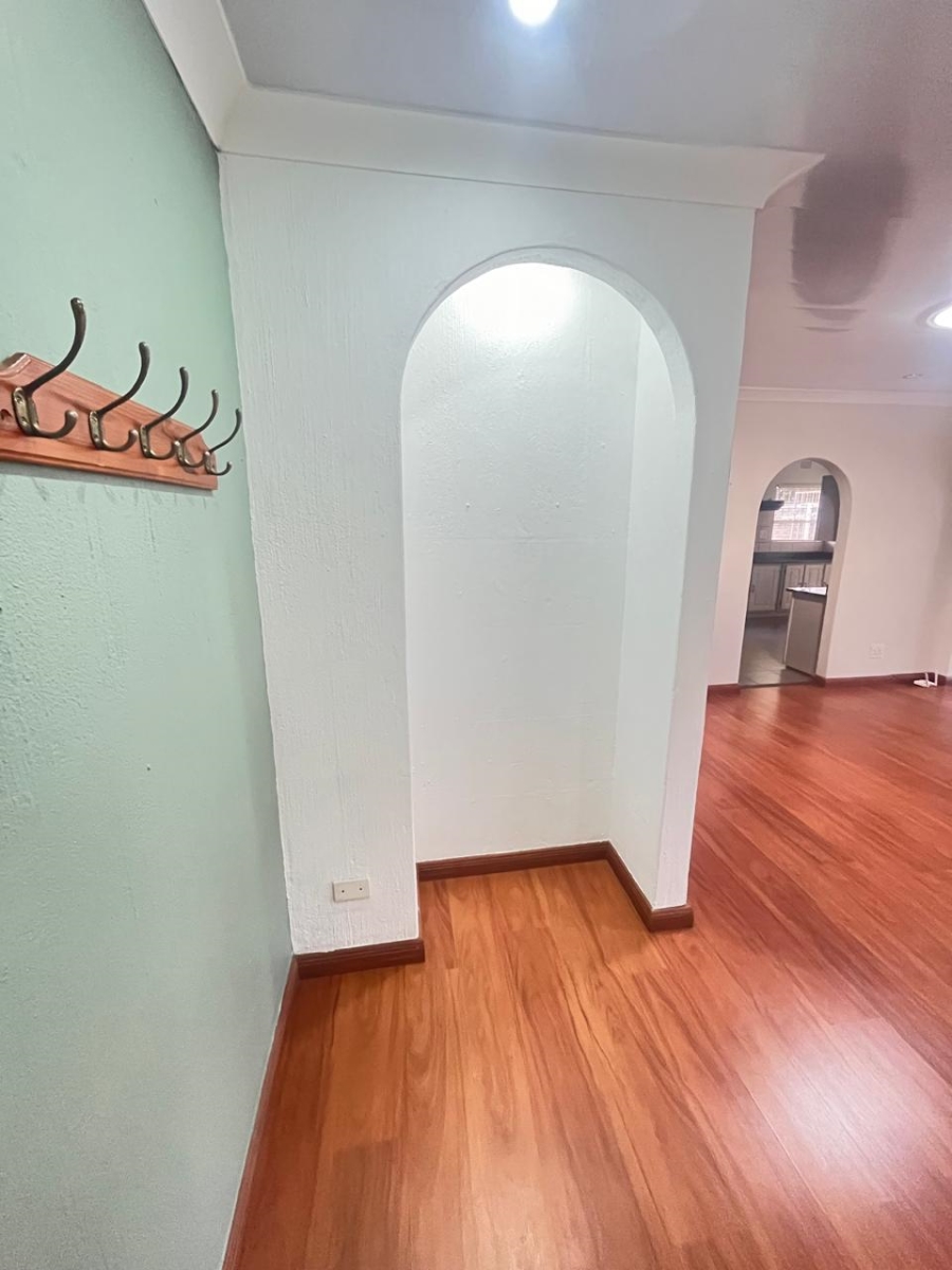 To Let 4 Bedroom Property for Rent in Roodepoort Gauteng