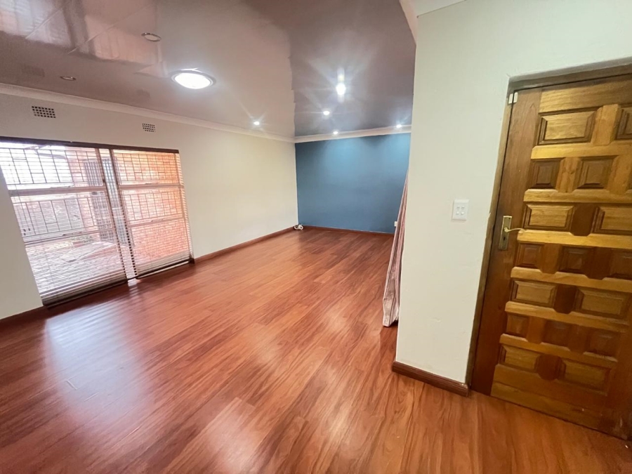 To Let 4 Bedroom Property for Rent in Roodepoort Gauteng