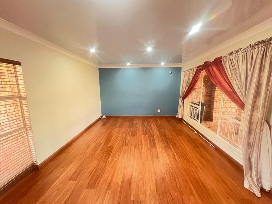 To Let 4 Bedroom Property for Rent in Roodepoort Gauteng