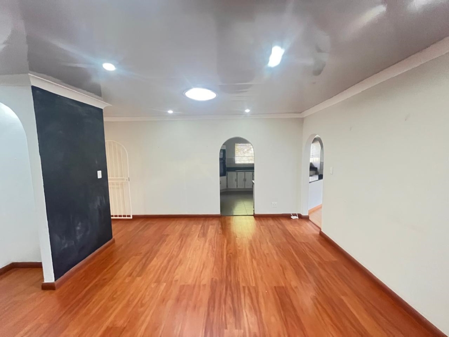 To Let 4 Bedroom Property for Rent in Roodepoort Gauteng