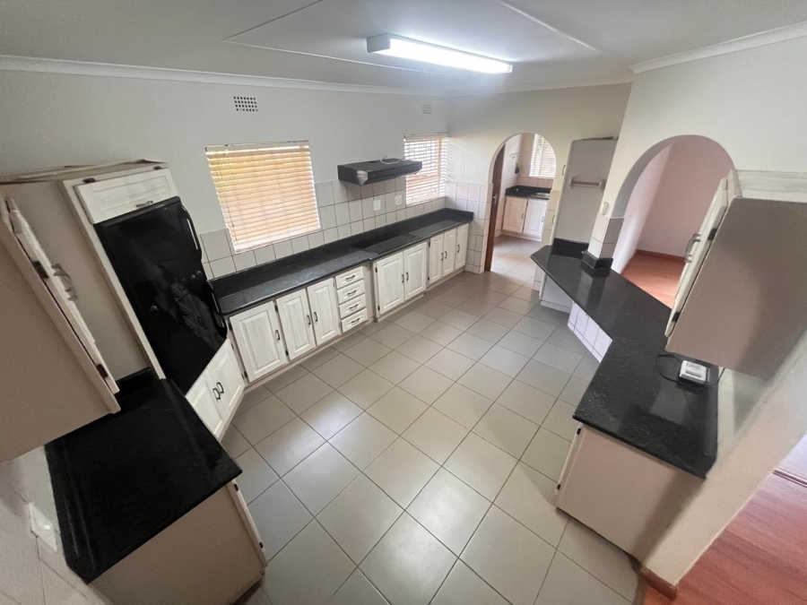 To Let 4 Bedroom Property for Rent in Roodepoort Gauteng