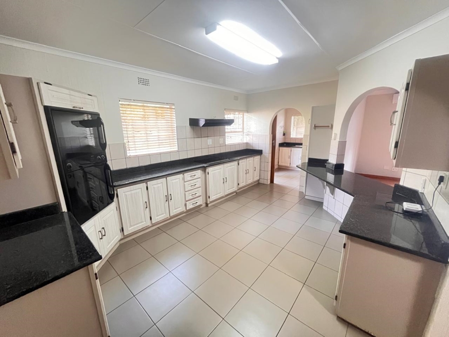 To Let 4 Bedroom Property for Rent in Roodepoort Gauteng