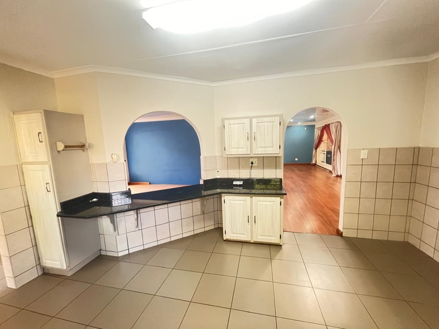 To Let 4 Bedroom Property for Rent in Roodepoort Gauteng