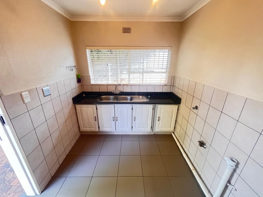 To Let 4 Bedroom Property for Rent in Roodepoort Gauteng