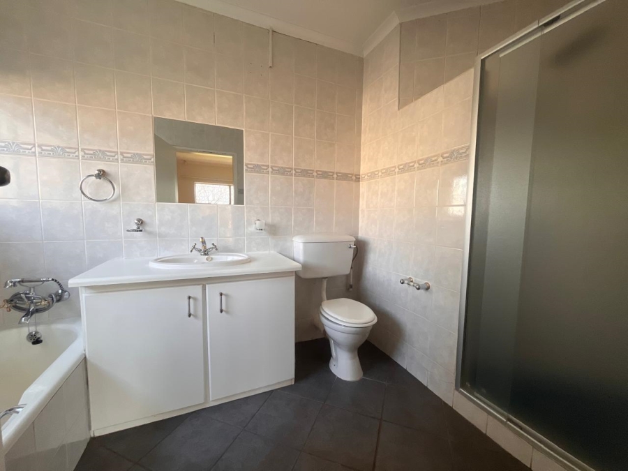 To Let 4 Bedroom Property for Rent in Roodepoort Gauteng