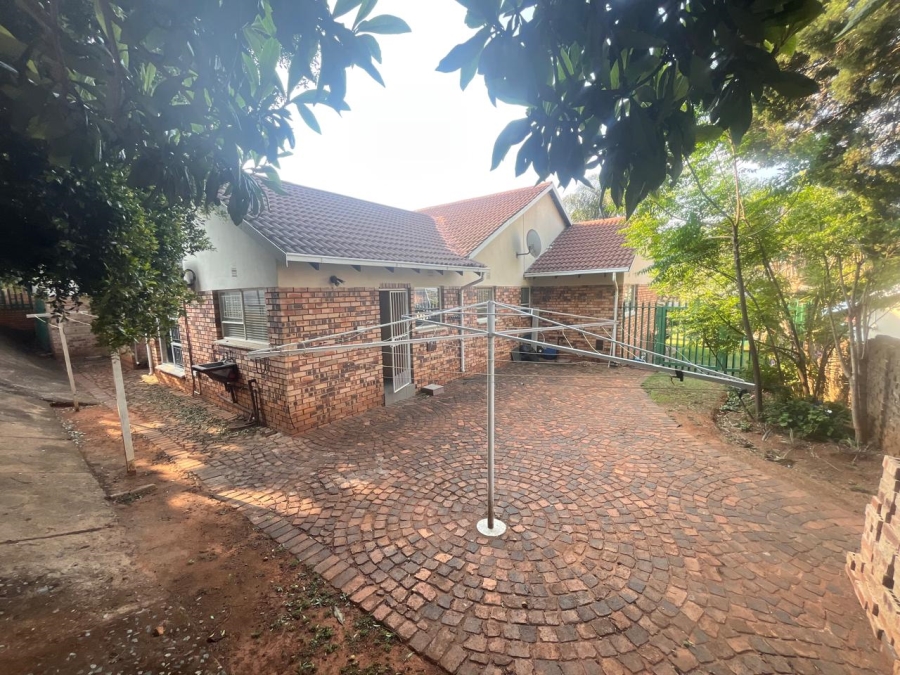 To Let 4 Bedroom Property for Rent in Roodepoort Gauteng