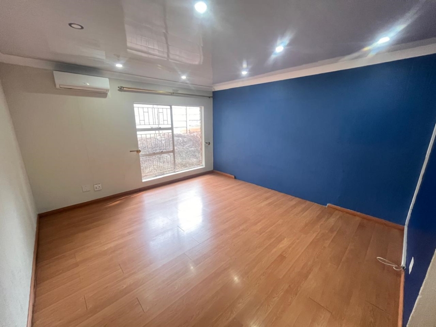 To Let 4 Bedroom Property for Rent in Roodepoort Gauteng