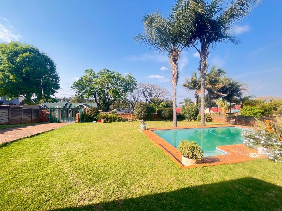 To Let 4 Bedroom Property for Rent in Roodepoort Gauteng