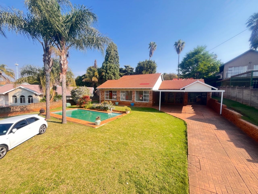 To Let 4 Bedroom Property for Rent in Roodepoort Gauteng