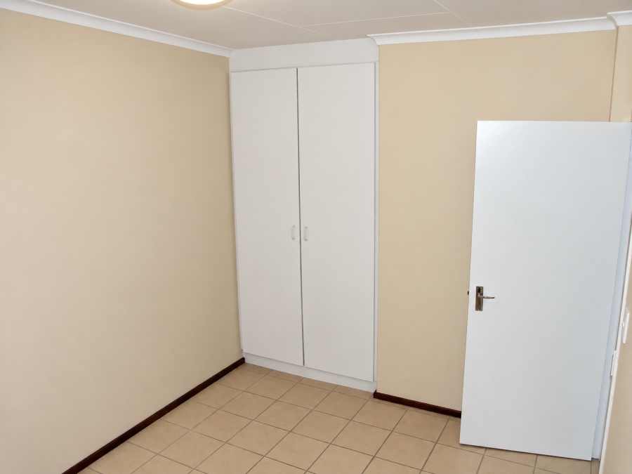 To Let 2 Bedroom Property for Rent in Moffat View Gauteng
